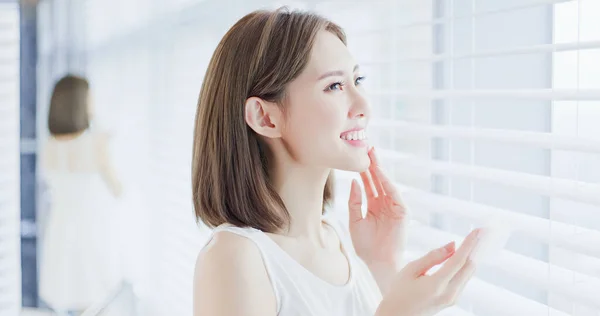 Jonge Aziatische Huidverzorging Vrouw Glimlach Gebruik Olie Vlekken Papier Haar — Stockfoto