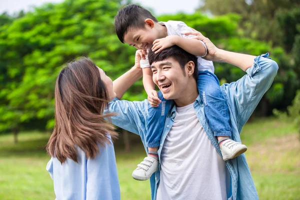 Junge Eltern Spielen Mit Kind Und Lassen Auf Der Schulter — Stockfoto