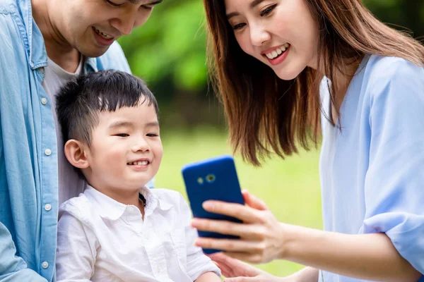 Junge Asiatische Eltern Und Kinder Schauen Glücklich Auf Smartphone Park — Stockfoto