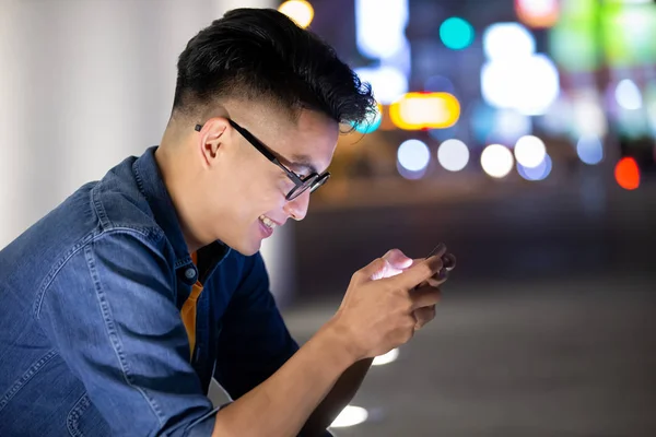 Азиатский Молодой Человек Смотреть Видео Телефону Открытом Воздухе Вечером — стоковое фото
