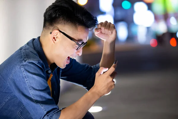 Asijský Mladý Muž Vyhrát Mobilní Hry Chytrý Telefon Gestem Pěsti — Stock fotografie