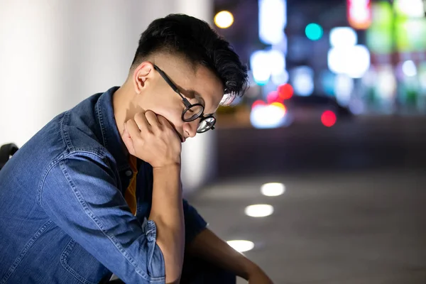 Asiático Homem Preocupar Com Algo Sentar Livre Noite — Fotografia de Stock