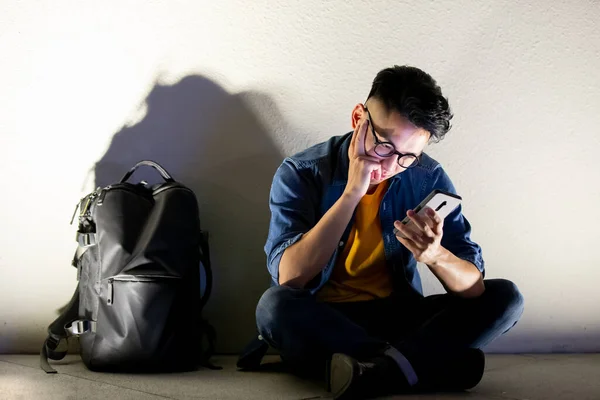 Asijské Muž Naštvaný Při Použití Chytrý Telefon Venku Večerních Hodinách — Stock fotografie