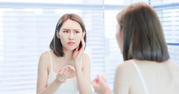 Joven Asiático Cuidado Piel Mujer Disgustada Después Usar Aceite Papel — Foto de Stock