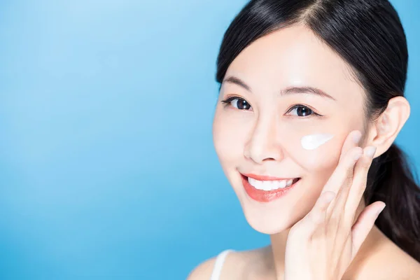 Asiatica Bellezza Donna Applicare Lozione Crema Solare Sul Suo Viso — Foto Stock