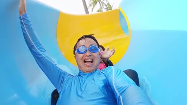 Asiático família no slide de água — Vídeo de Stock