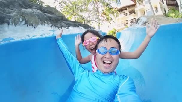 Famiglia asiatica su scivolo d'acqua — Video Stock