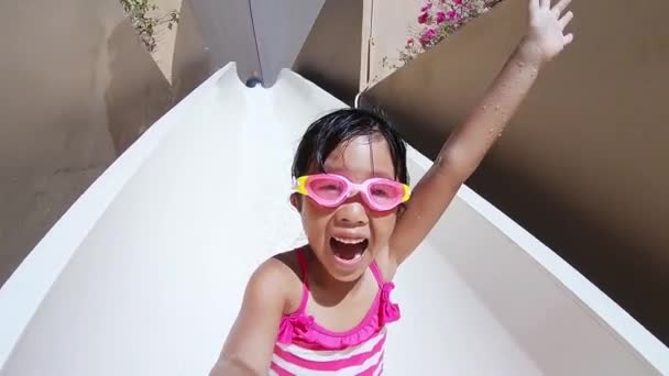 Asiatisk flicka på vattenrutschbana — Stockvideo