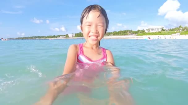 Niña salpicadura de agua de mar — Vídeo de stock