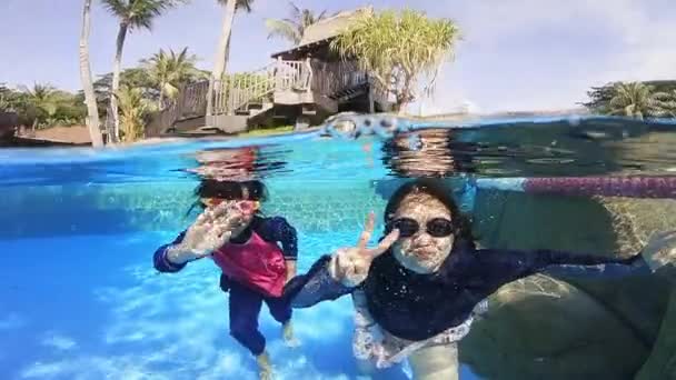 Familia asiática en piscina — Vídeos de Stock