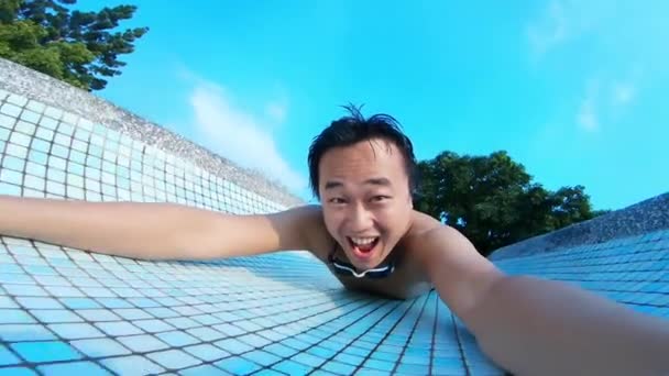 Ázsiai férfi a vízi csúszda — Stock videók