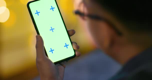 Человек использовать телефон с зеленым экраном — стоковое видео