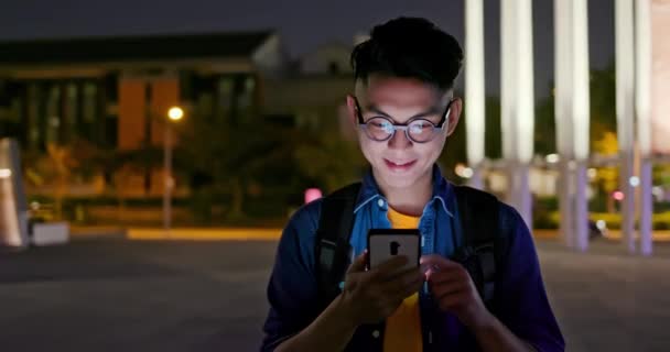 Hombre utilizar el teléfono inteligente al aire libre — Vídeo de stock