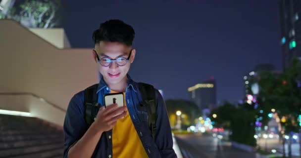 Hombre utilizar el teléfono inteligente al aire libre — Vídeo de stock