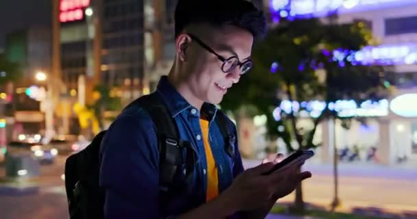 Mann benutzt Smartphone im Freien — Stockvideo