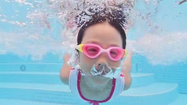 Asian girl swimming breaststroke — Stock Video