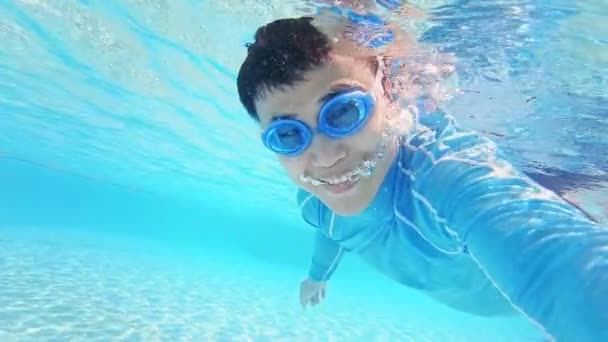 Familia asiática en piscina — Vídeo de stock