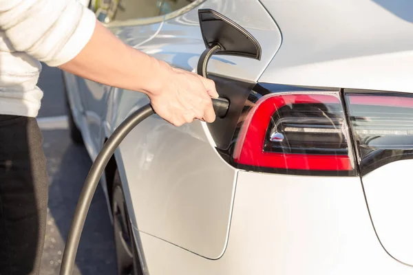 Primer Plano Asiático Hombre Hace Fuente Alimentación Enchufado Coche Eléctrico —  Fotos de Stock