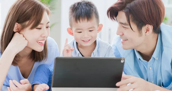 Brincadeira Dos Pais Com Criança Por Tablet Digital Casa — Fotografia de Stock