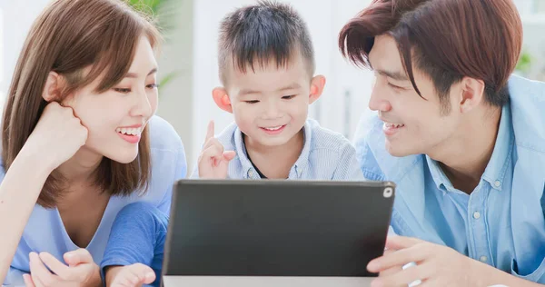 Juego Los Padres Con Niño Por Tableta Digital Casa — Foto de Stock