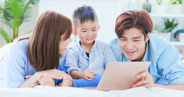 Parent Play Laptop Child Happily Home — Stock Photo, Image