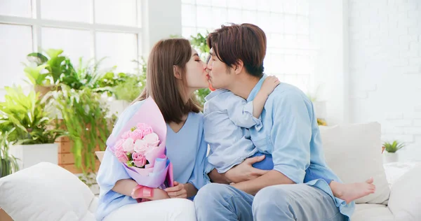 Famille Célébrer Heureux Fête Des Mères Père Fils Donner Fleur — Photo