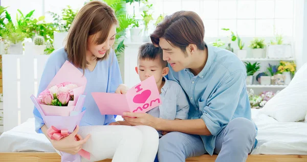 Familie Feiert Fröhlichen Muttertag Kind Und Mutter Lesen Karte Hause — Stockfoto