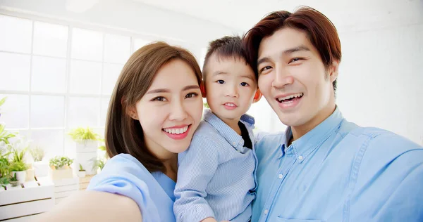 Onnellinen Perhe Ottaa Selfie Älypuhelimella Kotona — kuvapankkivalokuva