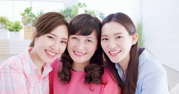 Zwei Töchter Mit Ihrer Mutter Lächeln Dich Hause Glücklich — Stockfoto