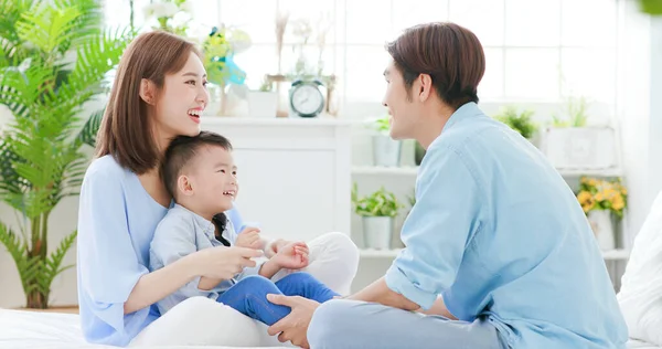 Les Jeunes Parents Jouent Avec Enfant Heureux Maison — Photo