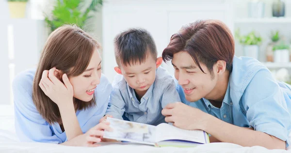 Genitore Letto Libro Con Bambino Felicemente Casa — Foto Stock