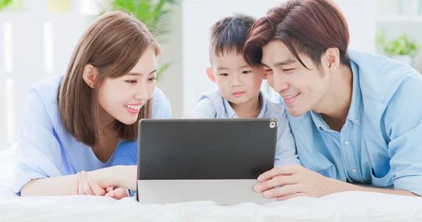 Juego Los Padres Con Niño Por Tableta Digital Casa — Foto de Stock