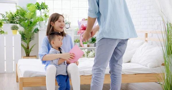 Familie Feiert Fröhlichen Muttertag Vater Schenkt Seiner Frau Blumen Während — Stockfoto