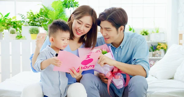 Familia Celebra Feliz Día Madre Niño Mamá Leen Tarjeta Casa —  Fotos de Stock