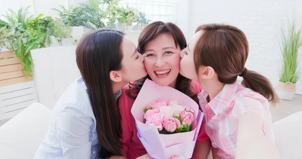 Figlie Mamma Celebrano Festa Della Mamma Fanno Selfie Insieme Felicemente — Foto Stock