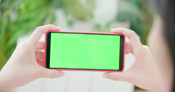 Vrouw Gebruik Smartphone Met Groen Scherm Thuis — Stockfoto