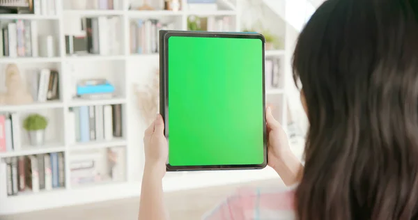 Mujer Asiática Uso Tableta Con Verde Sceen Casa — Foto de Stock
