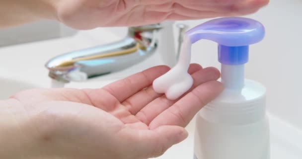 Wash hands with soap bubble — Stock Video