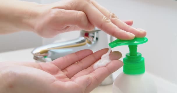 Мийте руки мильною бульбашкою — стокове відео
