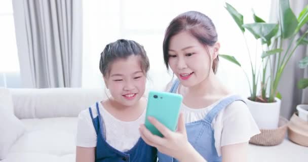 Maman et fille prennent selfie — Video