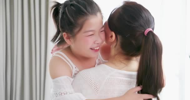 Dochter geven moeder een knuffel — Stockvideo