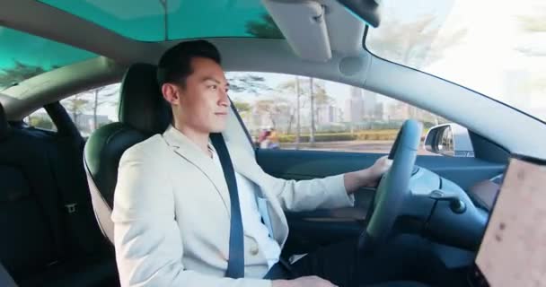 Азиатский мужчина за рулем автомобиля — стоковое видео