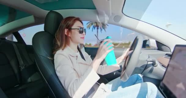 Mujer asiática conduciendo coche — Vídeo de stock
