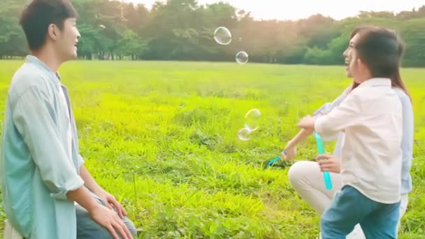 Asiatiska föräldrar leker med barn — Stockvideo