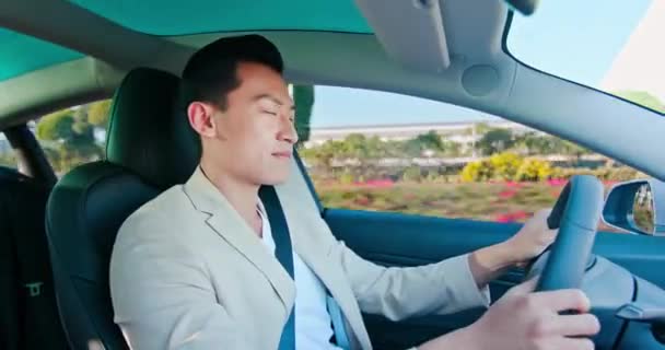 Asiatique homme conduite voiture — Video