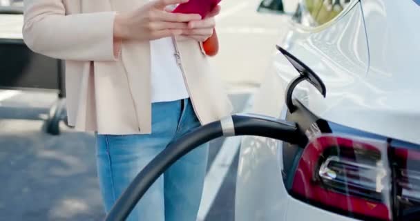 Mujer cargando coche eléctrico — Vídeo de stock