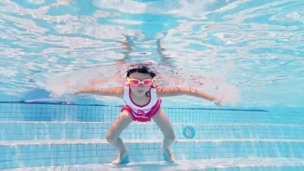 Aziatische meisje zwemmen schoolslag — Stockvideo