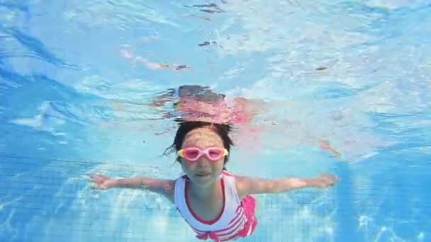 Ásia menina natação breaststroke — Vídeo de Stock