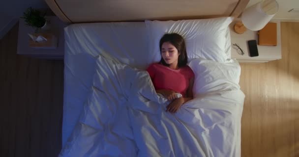 アジアの女性はよく眠る — ストック動画