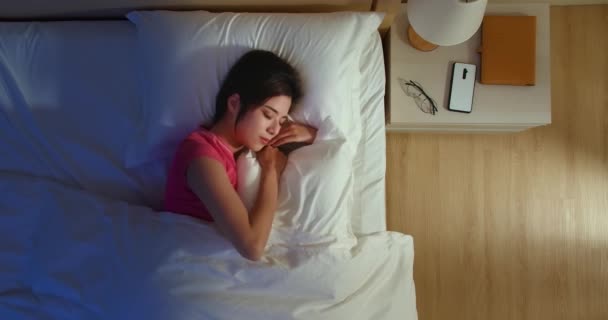 Азиатка крепко спит — стоковое видео